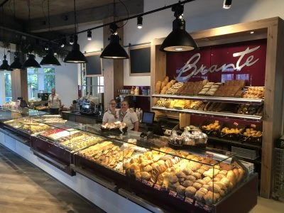 brante 1.jpg Bäckerei mit freundlichem Personal und großer Auswahl an frischen Backwaren hinter einer Glasvitrine.