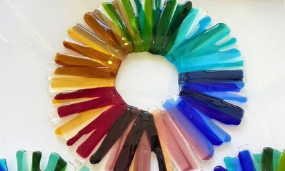 Glasmalerei-Museum Rundes, flaches und rundes Objekt aus Glas mit einem Loch in der Mitte.