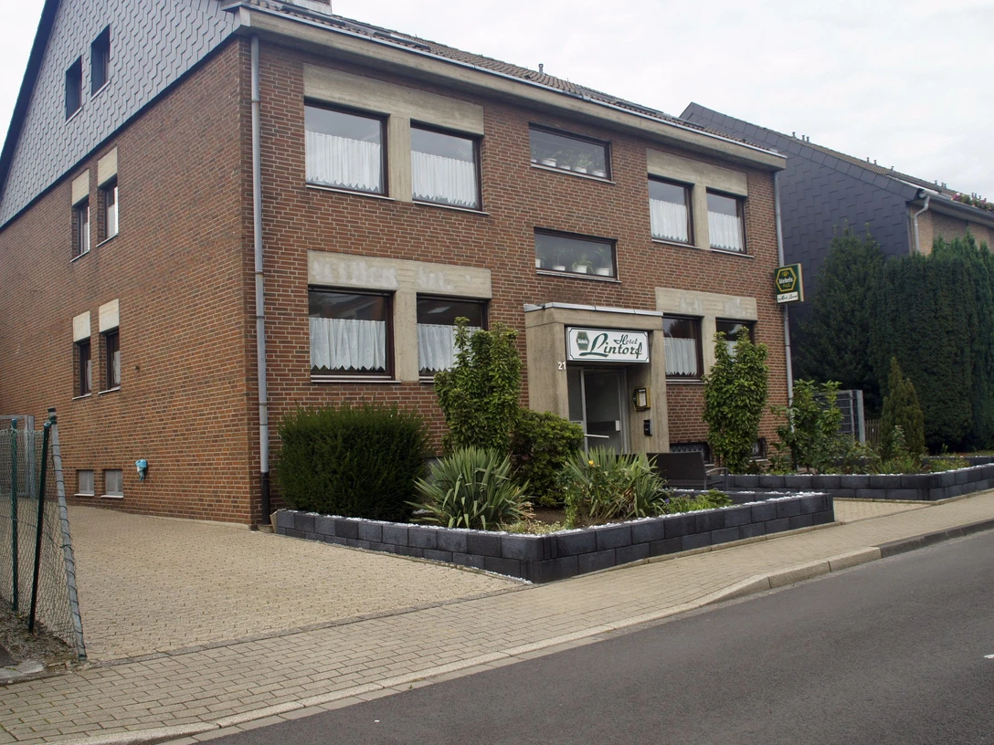 Hotel Lintorf in Ratingen Lintorf Das Hotelgebäude in Lintorf präsentiert sich als zweistöckiger Backsteinbau an einer ruhigen Straße.