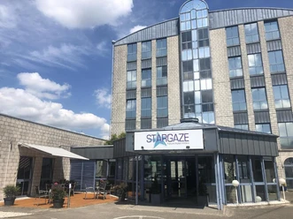 Stargaze Forum Hilden_c_Stargaze Hospitality GmbH.jpg Das Bild zeigt die moderne Fassade des Stargaze Forum Hilden mit markantem Glasdach und Eingang.