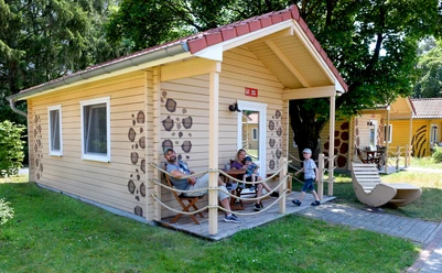 Außenansicht/Veranda der Safari-Lodges Safari-Lodges im Serengeti-Park Hodenhagen