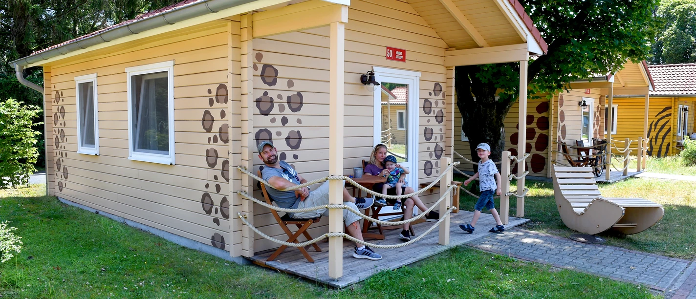 Außenansicht/Veranda der Safari-Lodges Safari-Lodges im Serengeti-Park Hodenhagen