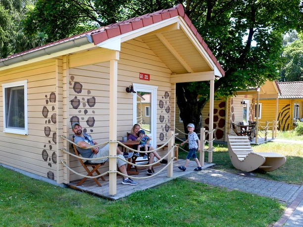 Außenansicht/Veranda der Safari-Lodges Safari-Lodges im Serengeti-Park Hodenhagen