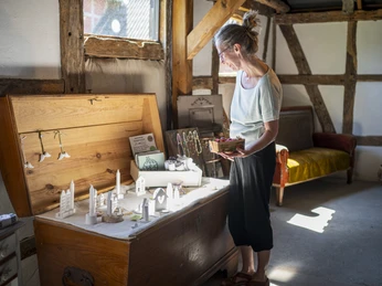 Souvenirs in the farm shop of the Heuer asparagus farm in Göddingen Souvenirs im Hofladen des Spargelhofes Heuer in GöddingenSouvenirs in the farm shop of the Heuer asparagus farm in GöddingenSouvenirs dans le magasin de la ferme d'asperges Heuer à Göddingen