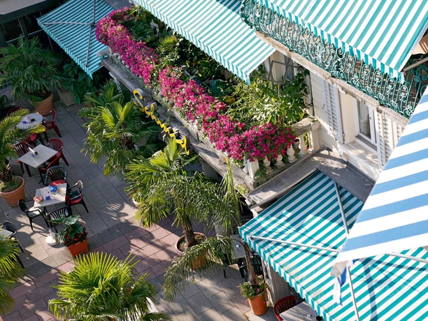 Hoteleingang des Hotels Schmid