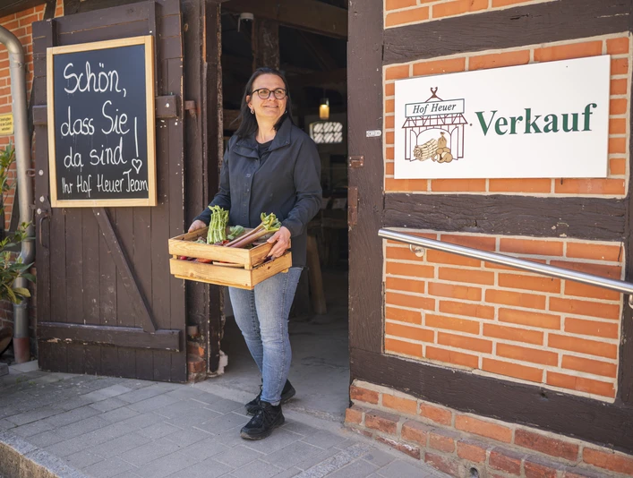 Hofladen des Spargelhofes Heuer in GöddingenFarm shop of the asparagus farm Heuer in GöddingenBoutique de la ferme d'asperges Heuer à Göddingen