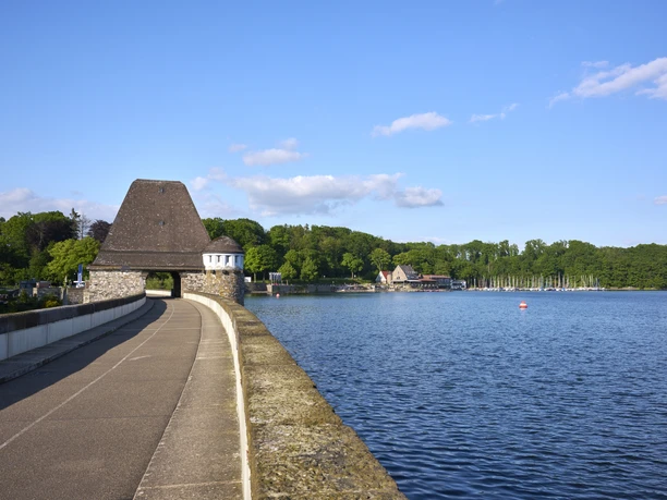 Staumauer und Möhnesee
