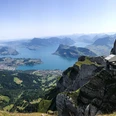 Sommerliche Aussicht auf das Restaurant Bellevue und den Vierwaldstättersee