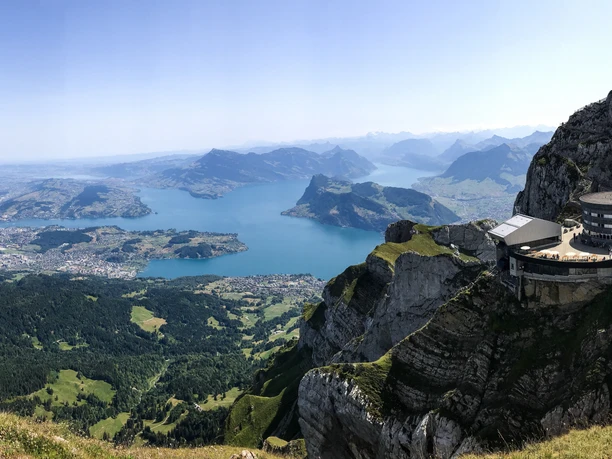 Sommerliche Aussicht auf das Restaurant Bellevue und den Vierwaldstättersee