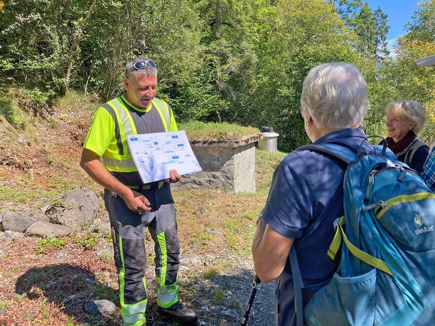 The well master explains the drinking water system to the excursion participants