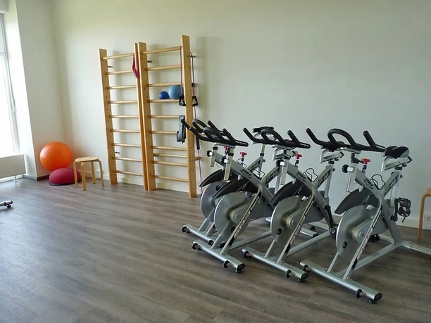 Übungsraum mit Spinningrädern