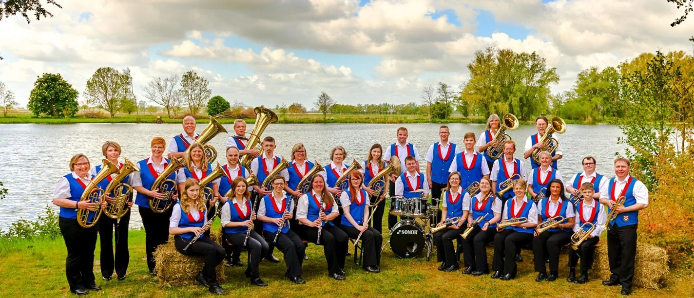241026 Kehdinger Blasmusikanten Vereinsfoto_weste