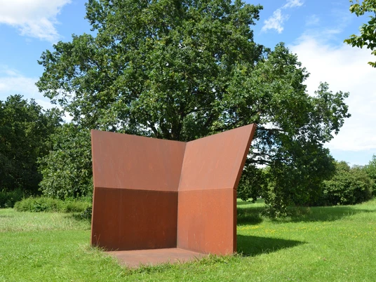 Skulptur Kubus offen von Leo Kornbrust in Salzgitter-Bad