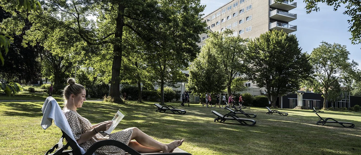 Außenansicht mit Park