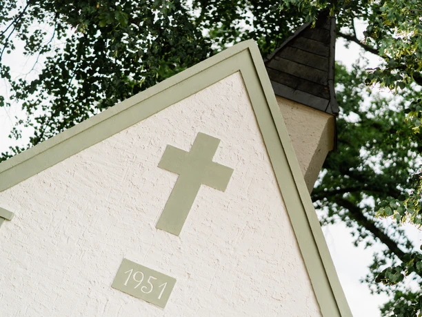 Rodehuths Kapelle Hövelhof-Espeln Neogotische Kapelle von 1951, mit grünem Kreuz verziert, von Bäumen umrahmt in Hövelhof-Espeln.