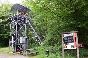 Förderturm Franziskaschacht am Bergbauweg Der alte Förderturm im Wald von Rösrath mit Infotafel und Picknicktisch.