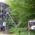 Förderturm Franziskaschacht am Bergbauweg Der alte Förderturm im Wald von Rösrath mit Infotafel und Picknicktisch.