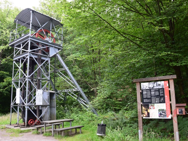 Förderturm Franziskaschacht am Bergbauweg Der alte Förderturm im Wald von Rösrath mit Infotafel und Picknicktisch.