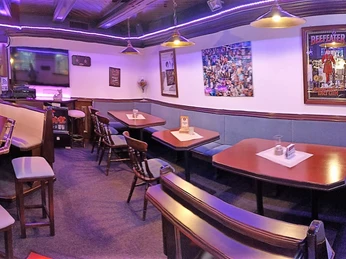 Duffys (1).png Zu sehen ist die Innenansicht des Duffy´s. Die Einrichtung ist rustikal. Durch das warme Licht in der gesamten Kneipe entsteht eine einladende Atmosphäre