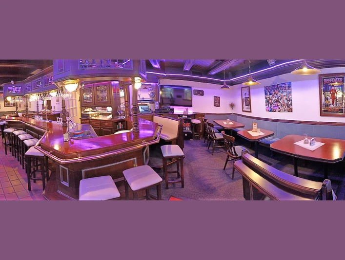 Duffys (3).png Zu sehen ist die Innenansicht des Duffy´s. Die Einrichtung ist rustikal. Durch das warme Licht in der gesamten Kneipe entsteht eine einladende Atmosphäre.