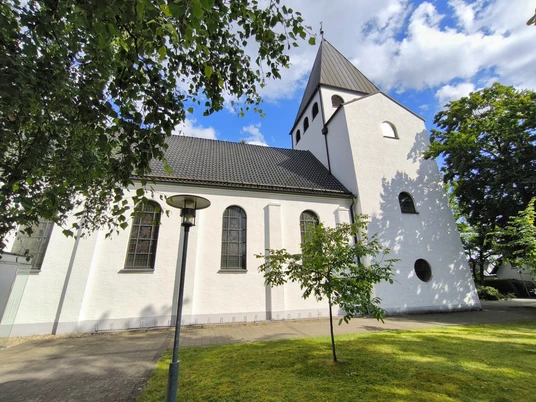 Herz-Jesu-Kirche Hövelriege Die Herz-Jesu-Kirche in Hövelriege, weiß getüncht, mit Glockenturm und umliegenden Grünflächen.