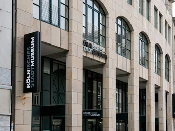 Kölnisches Stadtmuseum Das Bild zeigt das Kölnische Stadtmuseum mit einer modernen Fassade und markanten Beschilderungen.The picture shows the Cologne City Museum with a modern façade and striking signage.