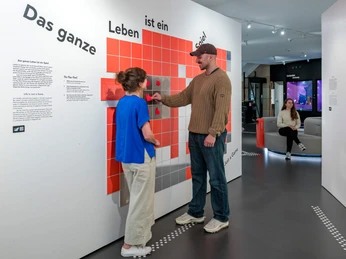 Cologne City Museum Menschen interagieren mit einer interaktiven Ausstellung im Kölnischen Stadtmuseum.People interact with an interactive exhibition at the Cologne City Museum.