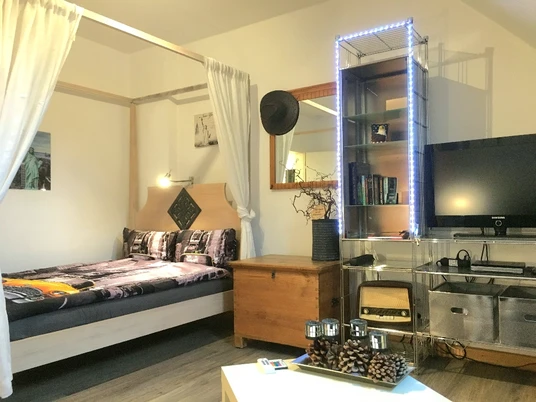 Ferienwohnung Frankes City Sleep in Velbert Gemütlicher Schlafbereich in einer modernen Ferienwohnung mit hellem Holzbett und stilvollem Dekor.