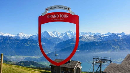 foto-spot-niesen-sommer-wanderer-dreigestirn.jpg