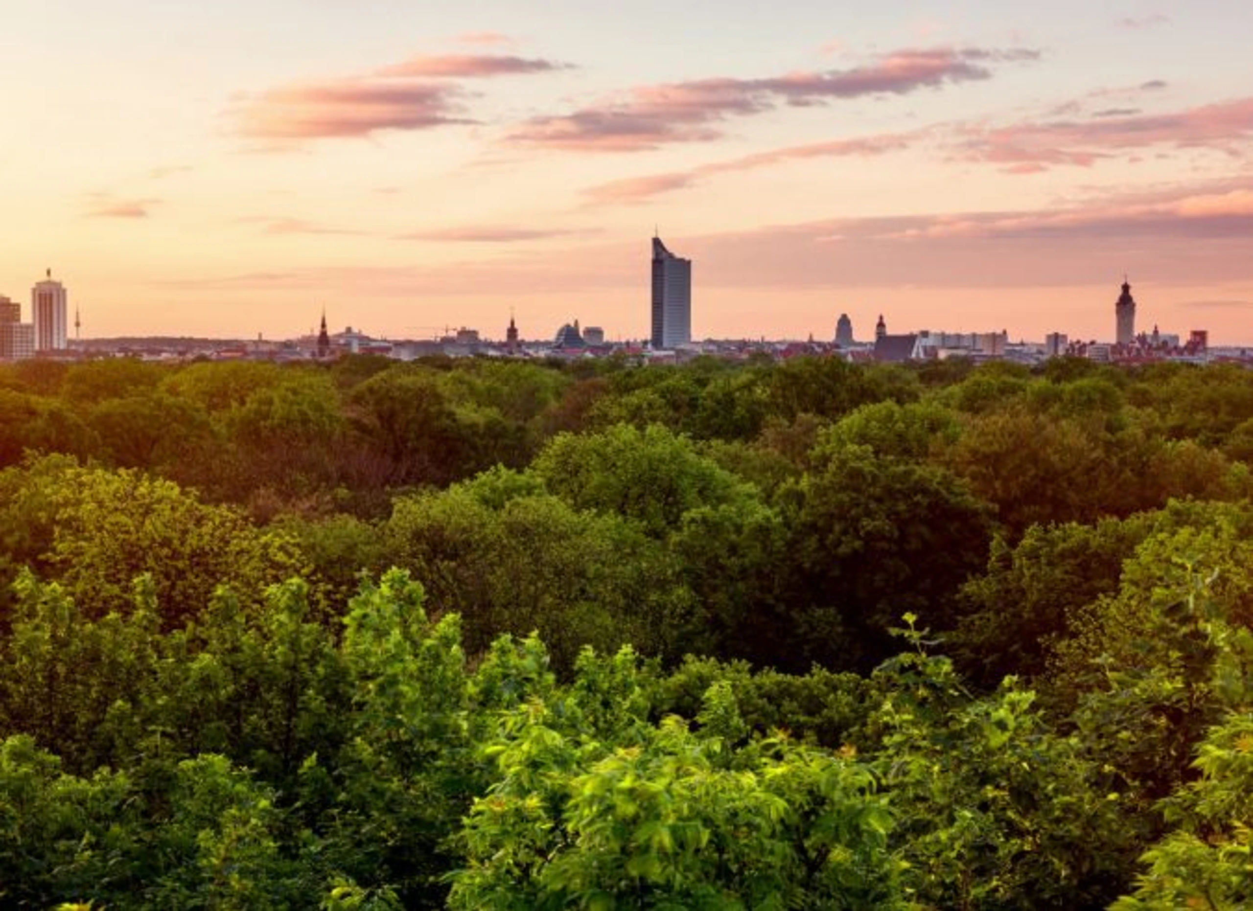 skyline-sonnenuntergang-sommer-tuerme-philipp-kirschner-leipzig-travel-675x491.jpg