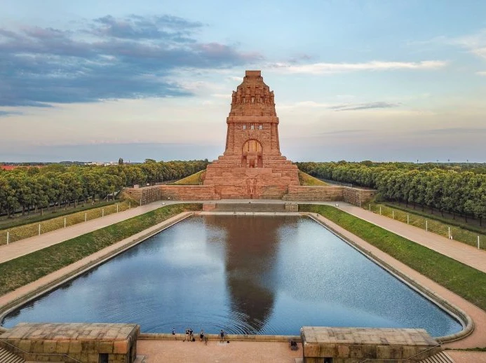 voelkerschlachtdenkmal-geschichte-architektur-sehenswuerdigkeiten-back-packer-org-leipzig-travel-800x518.jpg