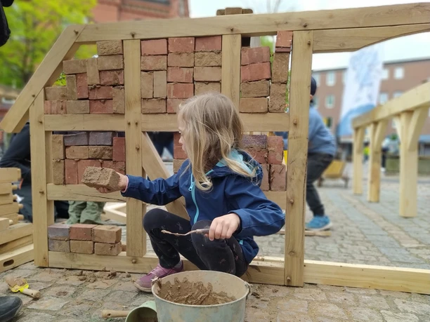 Ausmauern an der Kinderbauhütte_Museum im Marstall.jpg