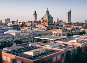 leipzig-panorama-daniel-koehler-675x491.jpg Panoramablick über Leipzig mit dem prächtigen Bundesverwaltungsgericht und dem modernen City-Hochhaus.