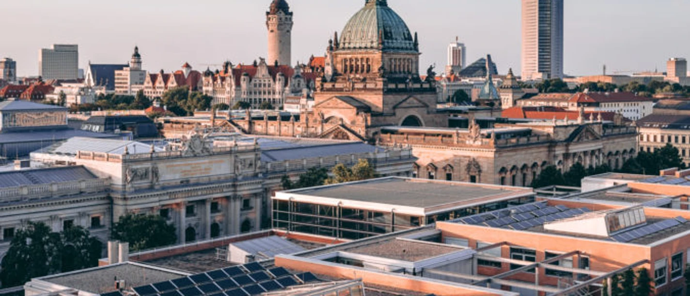 leipzig-panorama-daniel-koehler-675x491.jpg Panoramablick über Leipzig mit dem prächtigen Bundesverwaltungsgericht und dem modernen City-Hochhaus.