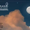 Die Kraft des vollen Mondes - Vollmond-Saunaritual Der Vollmond leuchtet über sanften Wolken, während eine nächtliche Sauna-Meditation beworben wird.The full moon shines over soft clouds while a night-time sauna meditation is advertised.Nad měkkými mraky svítí měsíc v úplňku, zatímco je inzerována noční meditace v sauně.Księżyc w pełni świeci nad miękkimi chmurami, podczas gdy reklamowana jest nocna medytacja w saunie.De volle maan schijnt over zachte wolken terwijl er reclame wordt gemaakt voor een nachtelijke saunameditatie.La luna piena risplende su soffici nuvole mentre viene pubblicizzata una meditazione notturna in sauna.