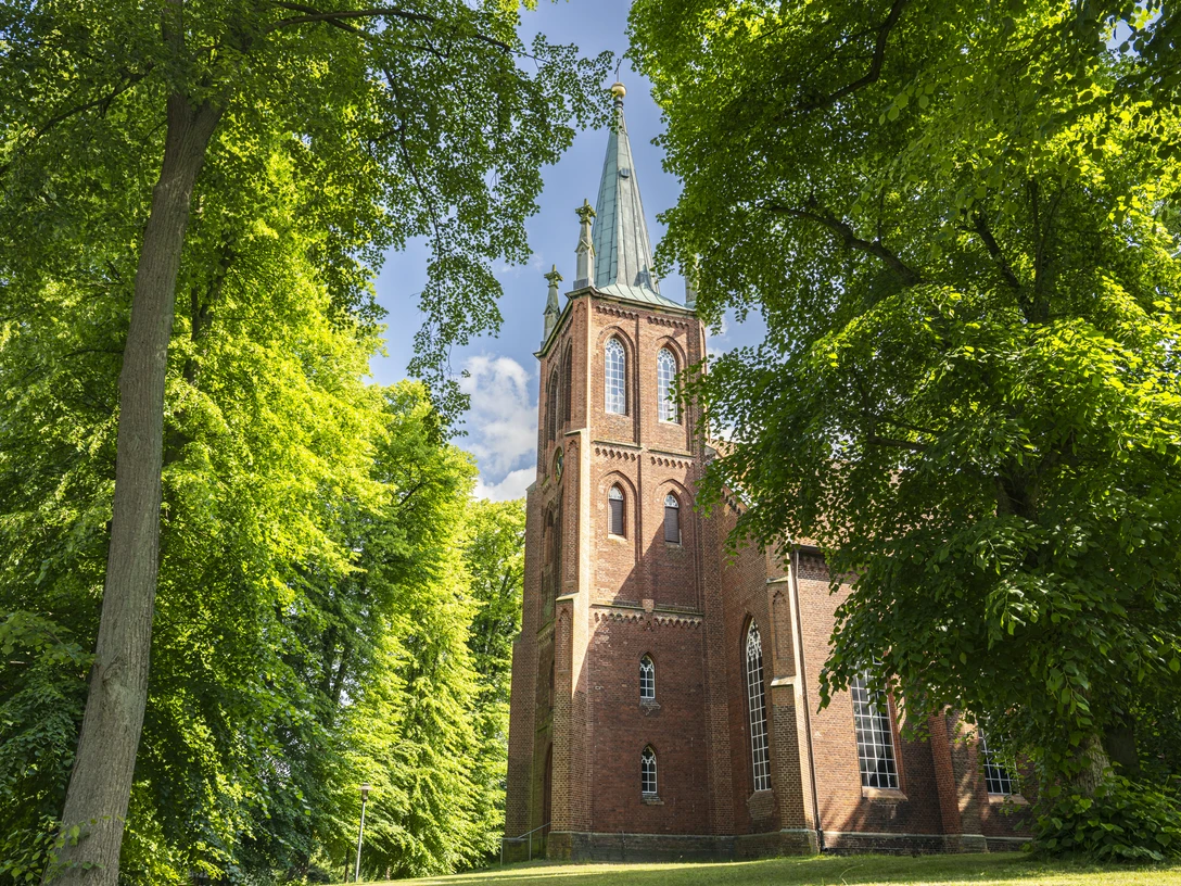 Church of St Dionys in the village of the same name Kirche St. Dionys im gleichnamigen OrtChurch of St Dionys in the village of the same nameÉglise St. Dionys dans le village du même nomKerk van St Dionys in het gelijknamige dorpDionys-kirken i landsbyen af samme navn