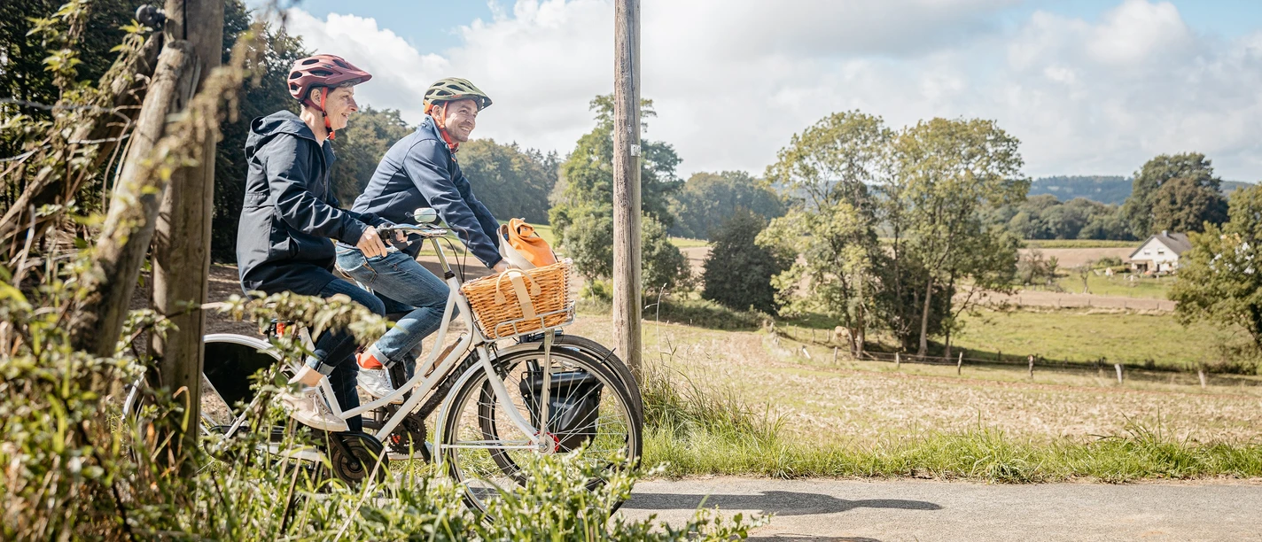 Zwei Radfahrer auf der Friedensroute Zwei Radfahrer auf der Friedensroute