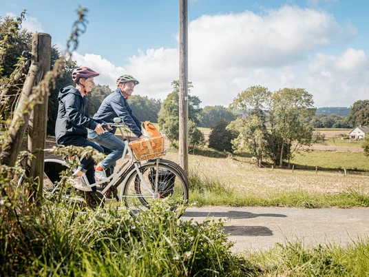 Zwei Radfahrer auf der Friedensroute Zwei Radfahrer auf der Friedensroute