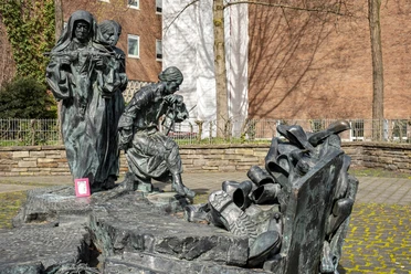 Edith Stein memorial The Edith Stein monument shows two stylized female figures made of metal with an accordion player.