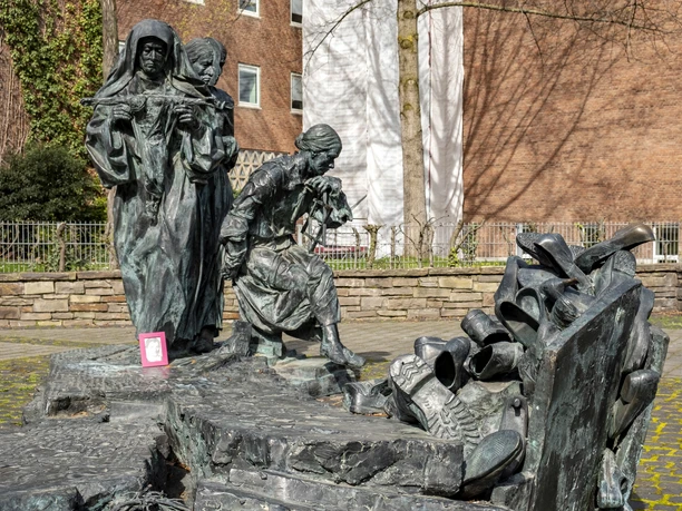 Edith Stein memorial The Edith Stein monument shows two stylized female figures made of metal with an accordion player.