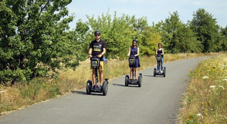 segway-leipziger-neuseenland-grabschützer-see-foto-andreas-schmidt-1-675x491.jpg Drei Personen fahren auf einem Weg durch eine grüne Landschaft mit Segways.Three people ride Segways on a path through a green landscape.Tři lidé jedou na vozítkách Segway po cestě zelenou krajinou.Trzy osoby jeżdżą na Segwayach po ścieżce przez zielony krajobraz.Drie mensen rijden op Segways op een pad door een groen landschap.Tre persone guidano un Segway su un sentiero che attraversa un paesaggio verde.