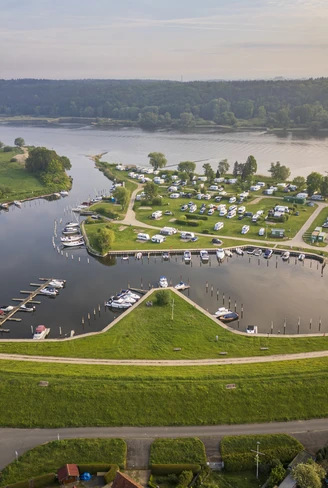 Sportboothafen in Artlenburg an der Elbe Sportboothafen in Artlenburg an der Elbe