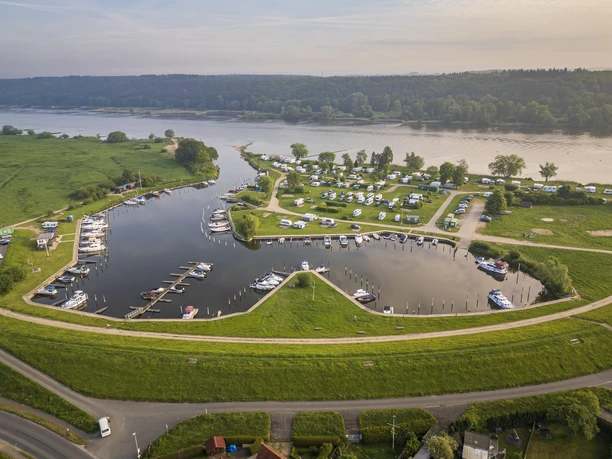 Sportboothafen in Artlenburg an der Elbe Sportboothafen in Artlenburg an der Elbe