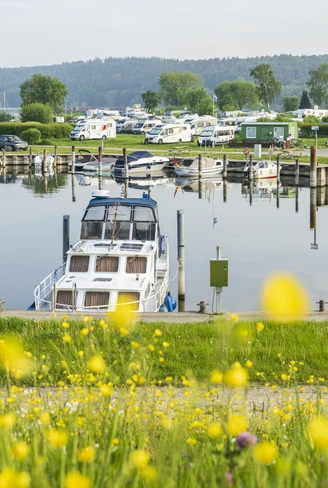 Sportboothafen in Artlenburg an der Elbe Sportboothafen in Artlenburg an der Elbe