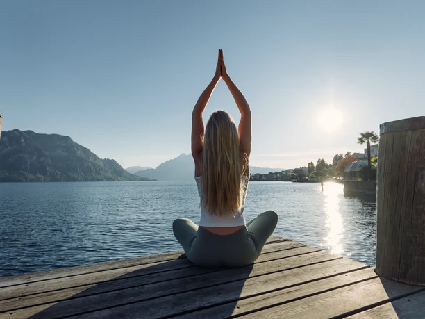 Yoga by the lake Yoga au bord du lac des Quatre-Cantons