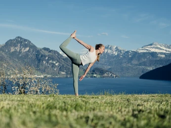 Yoga by the lake Yoga am VierwaldstätterseeYoga on Lake LucerneYoga au bord du lac des Quatre-Cantons