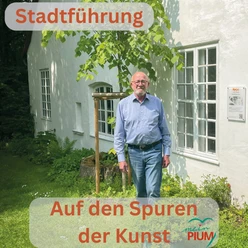 Ein älterer Mann steht vor einem weißen Gebäude, auf das ein Baum Schatten wirft. Text: "Stadtführung".