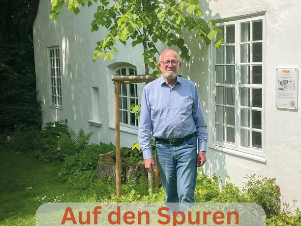 Ein älterer Mann steht vor einem weißen Gebäude, auf das ein Baum Schatten wirft. Text: "Stadtführung".
