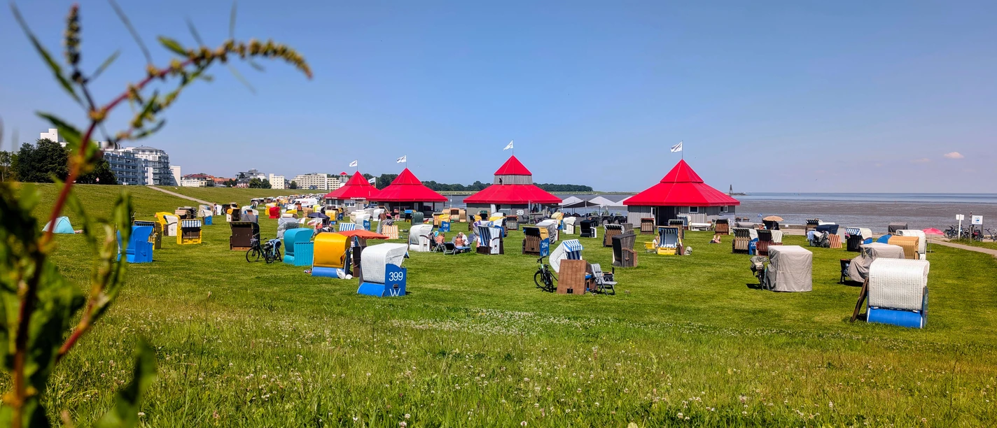 grimmershoernbucht-deich-gruenstrand-strandkoerbe-kugelbake-nordseeheilbad-cuxhaven.jpg