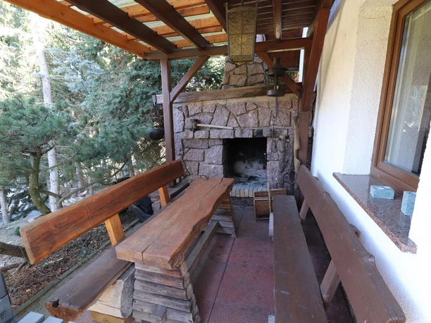 überdachte Terrasse mit Grill